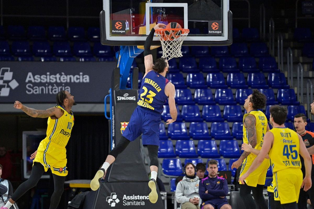 Tornike Shengelia clava un mate en el último partido del Barça, en un Palau vacío, frente al Macccabi Tel Aviv.