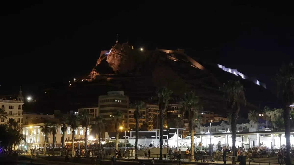 El castillo de Santa Bárbara se apaga y enciende: vecinos ironizan con su “modo discoteca”