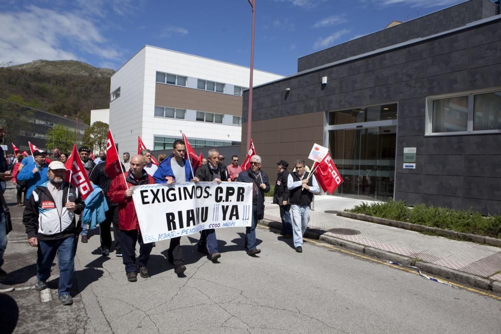 Manifestación organizada por CCOO Nalón para pedir del centro geriátrico de Riaño