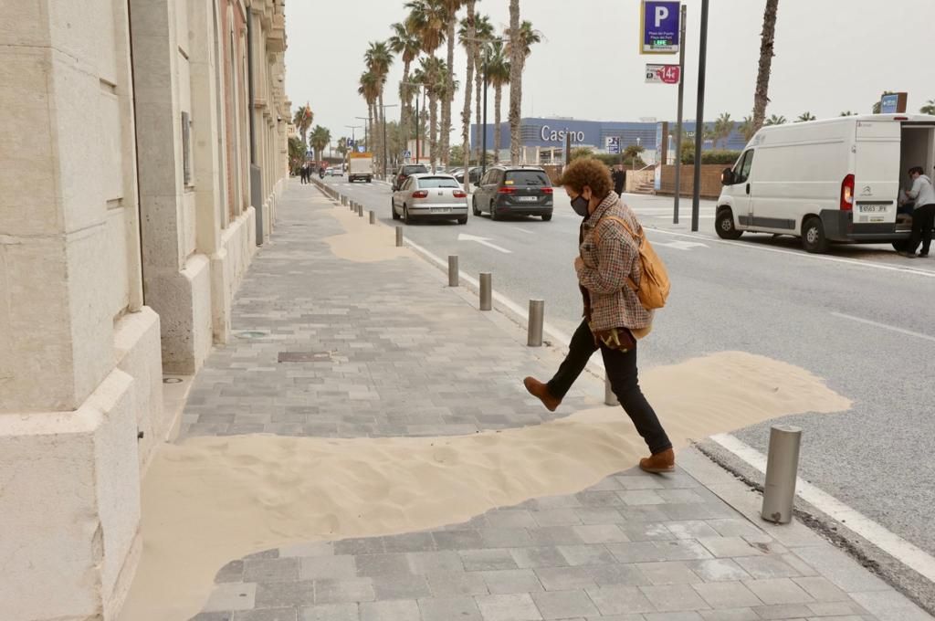 El polvo sahariano ensucia la ciudad de Alicante