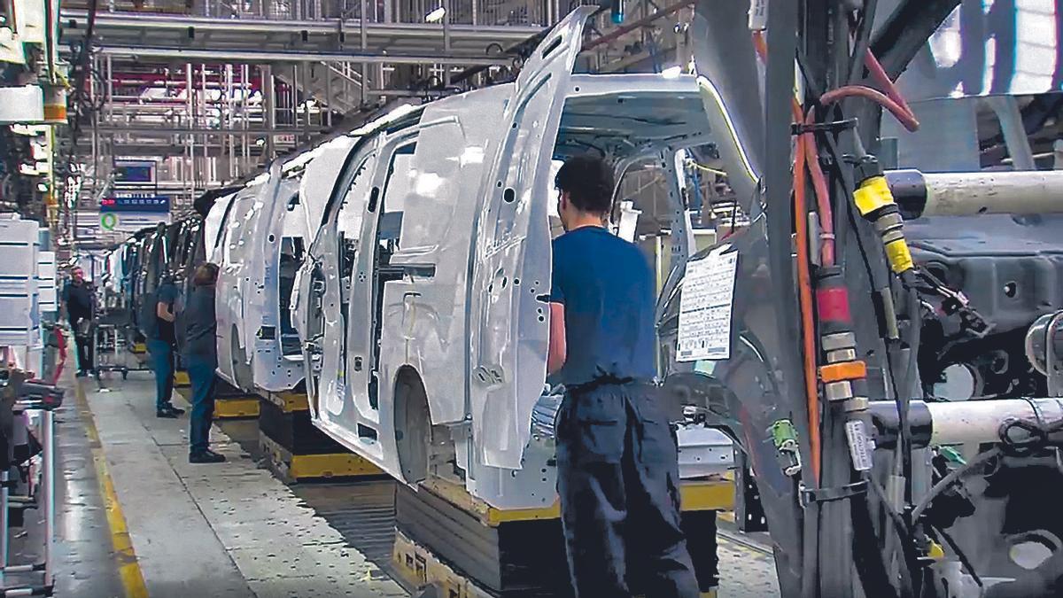 Ensamblaje de furgonetas en la fábrica de Stellantis de Vigo.