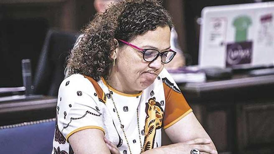 Catalina Cladera, durante el pleno de ayer, donde fue criticada por el &quot;caos&quot; de las oposiciones.