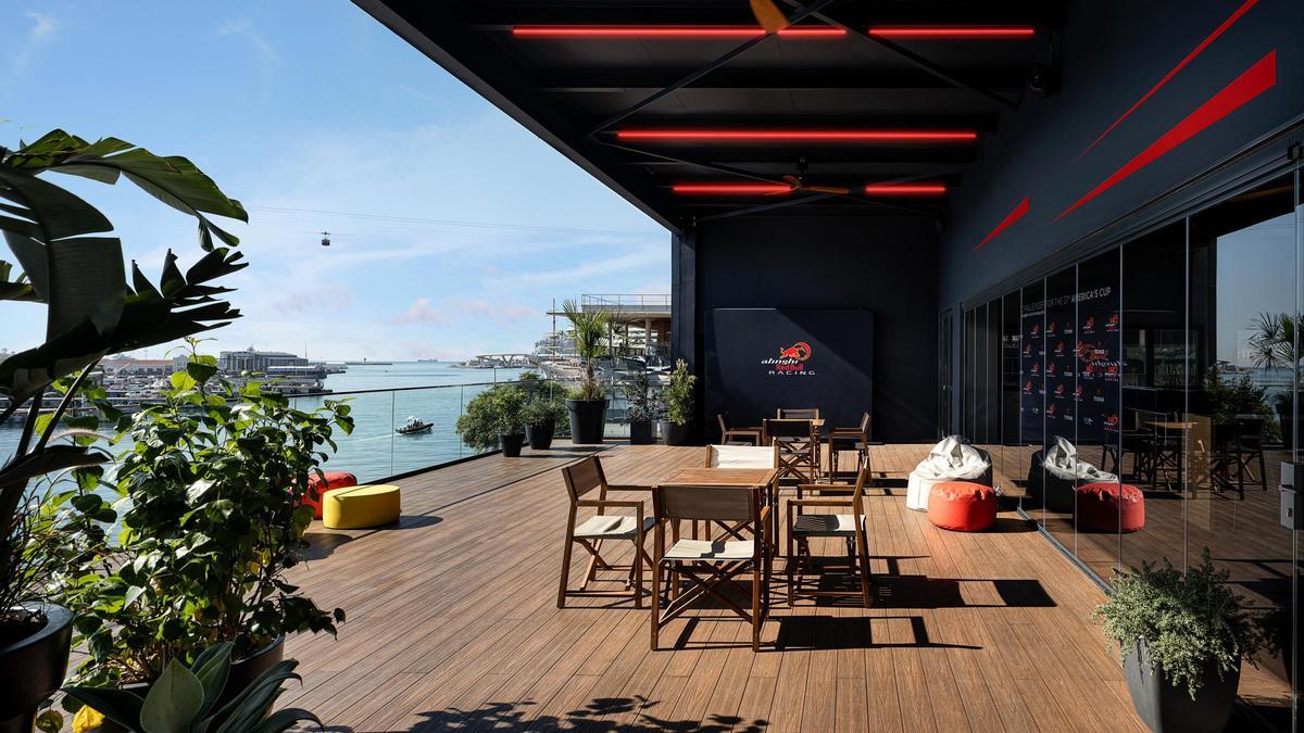 Terraza y 'hospitality' de la nueva base del equipo Alinghi Red Bull Racing de la Copa América de vela en el Port Vell de Barcelona.