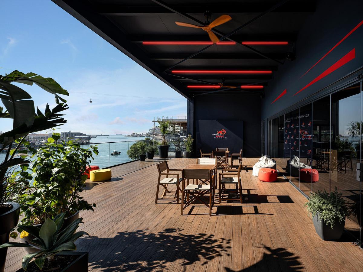 Terraza y ’hospitality’ de la nueva base del equipo Alinghi Red Bull Racing de la Copa América de vela en el Port Vell de Barcelona.