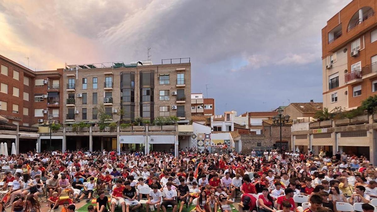Vecinos y vecinas de Meliana concentrados en la Plaza Nolla para seguir a la selección.