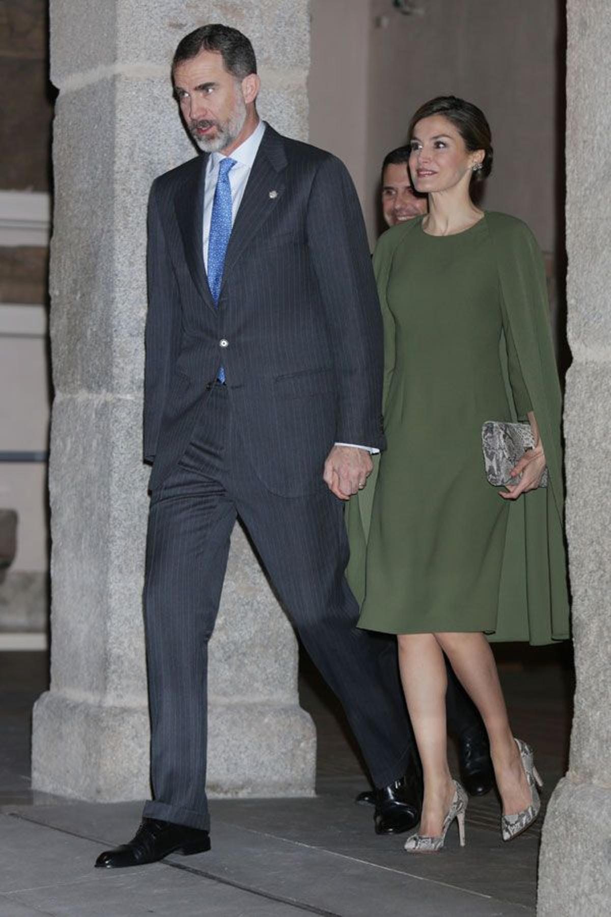 Letizia Ortiz con vestido verde con capa y Felipe VI