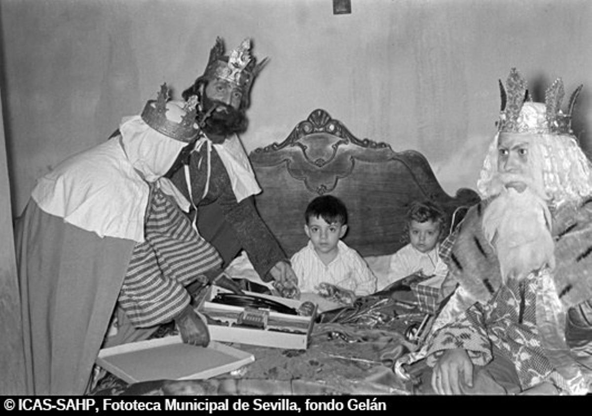 Los Reyes Magos de la Caja de Ahorros San Fernando de Sevilla visitan a los niños de los empleados en sus casas para hacer entrega de regalos. 1960