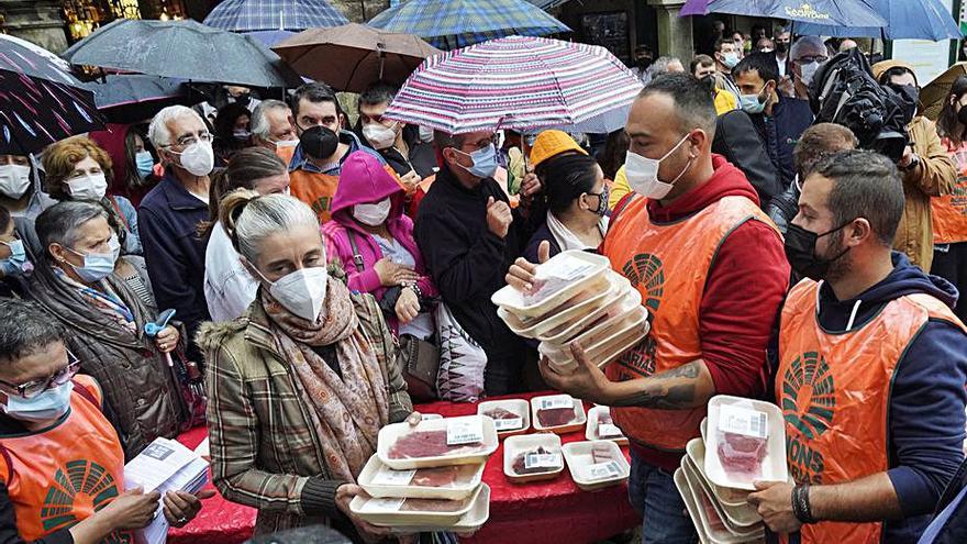 Ganaderos gallegos regalan 1.000 kilos de carne para denunciar los bajos precios