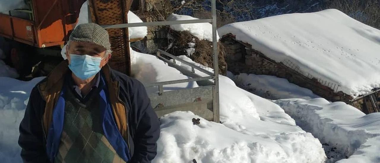 Mariano Hortal Rivero, este 13 de enero, en su aldea pongueta, sepultada por la nieve.