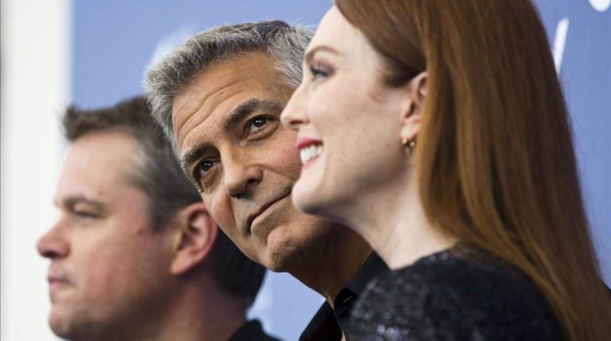 zentauroepp39914976 actor george clooney center poses with actors julianne mo170902173944 zentauroepp39914976 actor george clooney center poses with actors julianne mo170902173944
