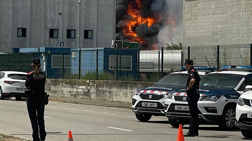 Vídeo | Incendi en una planta de triatge a Riudellots de la Selva