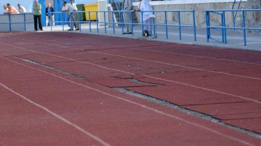 Las pistas de atletismo de San Pedro están muy deterioradas. // S.A.