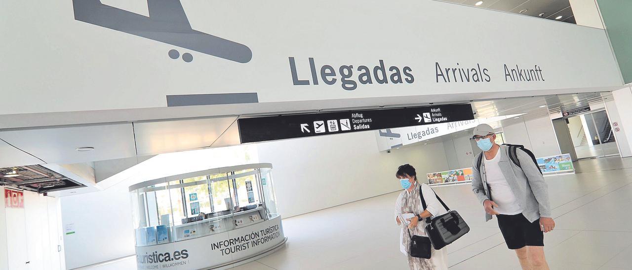 Dos turistas británicos, a su llegado en el Aeropuerto de Corvera.