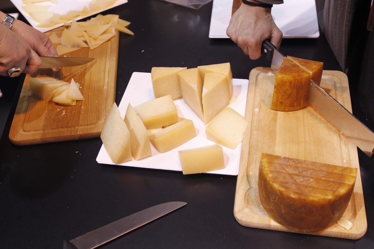 El plan perfecto para queseros: feria del queso a solo 20 minutos de Sevilla.