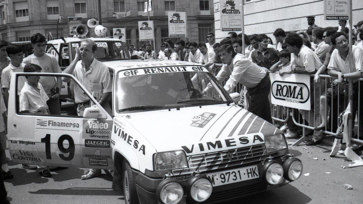 Público y participantes en el rally de Ourense de 1989, junto a la Subdelegación del Gobierno.