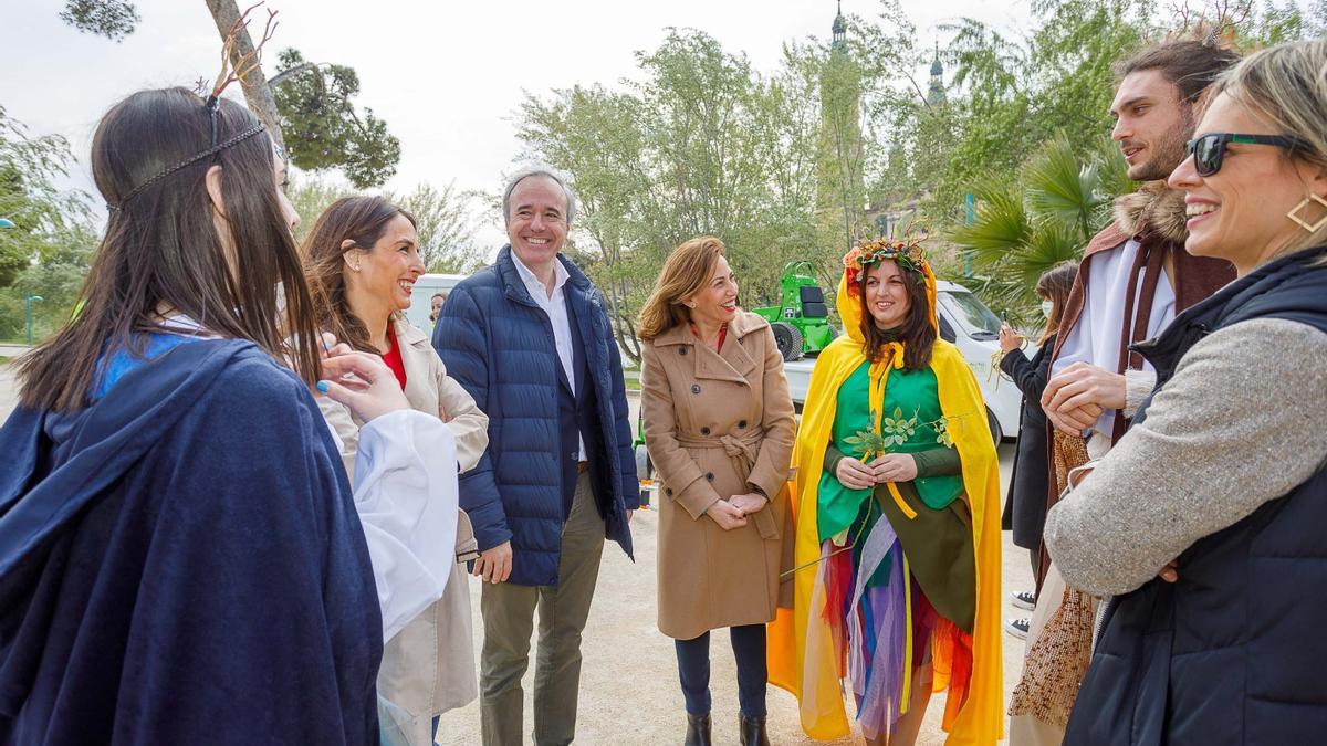 El alcalde Azcón y la concejala de Servicios Públicos, Natalia Chueca, este jueves junto con alguno de los animadores que darán vida a los parques.