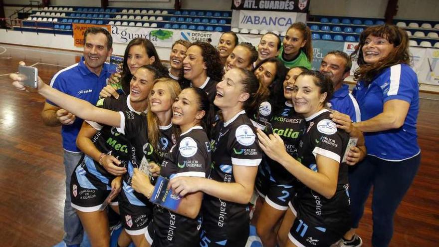 Las jugadoras del Mecalia Guardés se hacen un &quot;selfie&quot; en A Sangriña. // Marta G.Brea