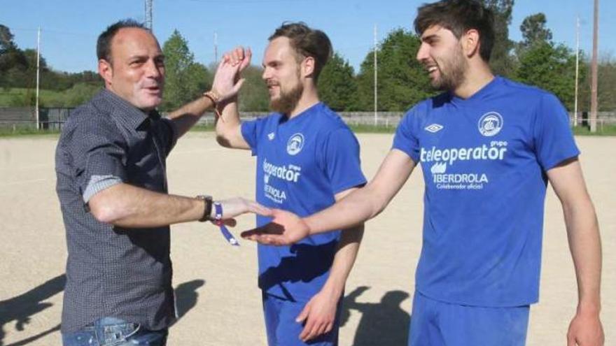 Raúl Soto (i.) felicita a sus jugadores por el ascenso. // Iñaki Osoro