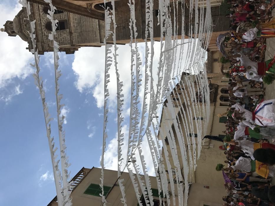 Los 'Cossiers' de Algaida tumban al 'dimoni' tras la misa en honor a Sant Jaume