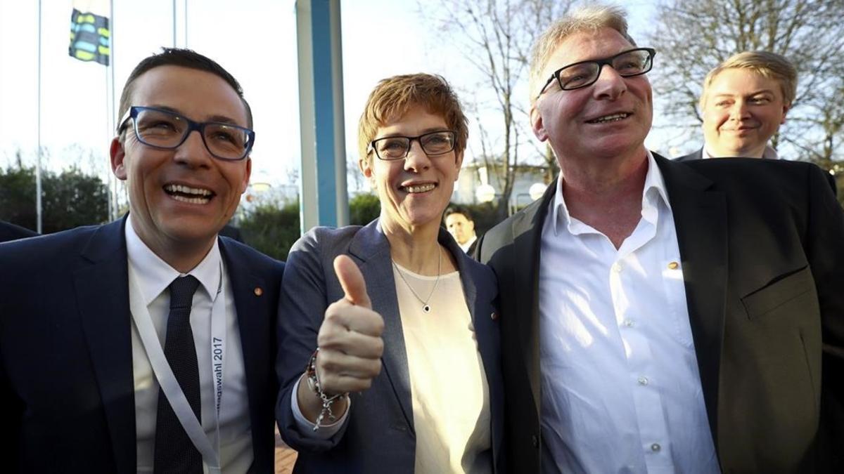La presidenta del Sarre, Annegret Kramp-Karrenbauer, celebra su triunfo con su marido (derecha) y un compañero de partido