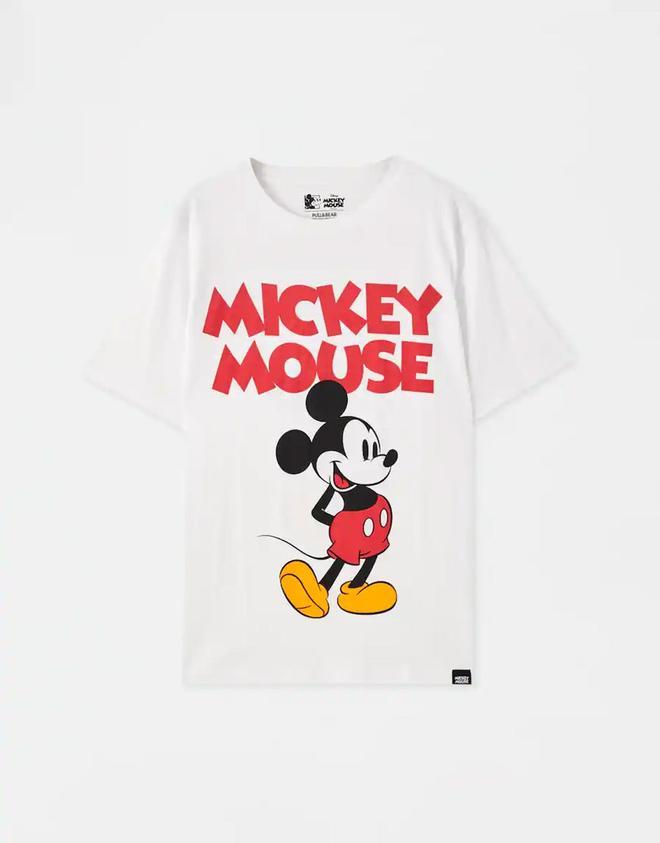 La camiseta de Mickey Mouse de Pull &amp; Bear. (Precio: 12, 99 euros)