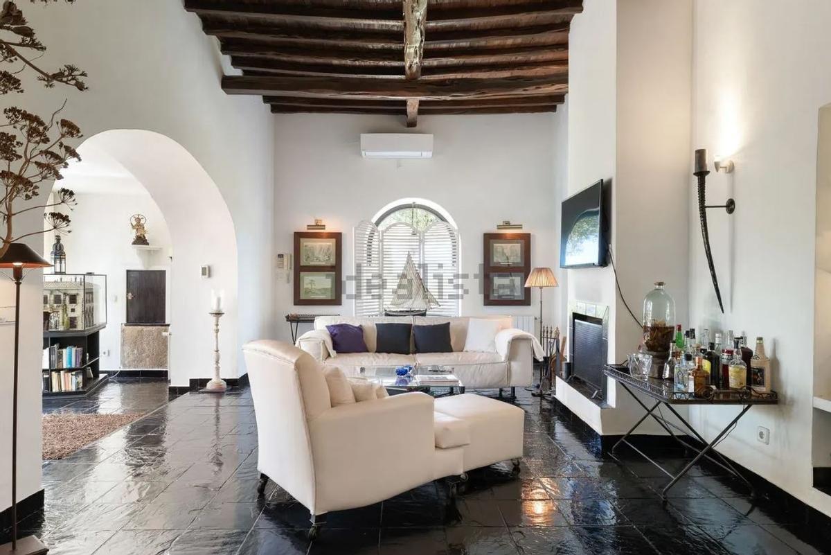 Una villa del siglo XVIII con una campana de capilla original sale a la venta en Ibiza