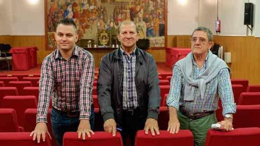 Francisco Martínez (centro), nuevo presidente de la Mancomunidad del Agua, junto al vicepresdiente Diego Rodríguez (izquierda) y al tesorero Julián Vaquero (derecha).