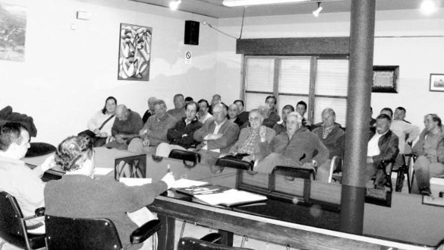 Asistentes a la asamblea de El Esmerillón, en Arriondas.