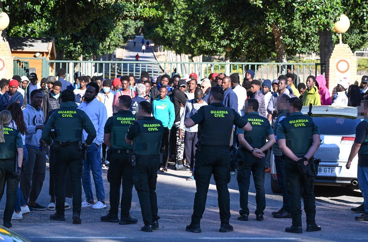 Concentración de malienses en el acceso al antiguo seminario de Maristas de Guardamar donde impedían el paso de trabajadores para reclamar la aceleración de su regularización