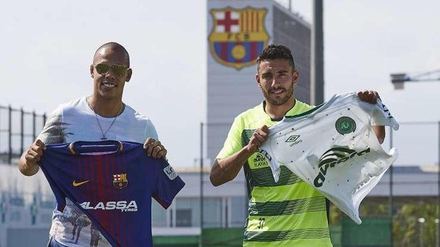 Ferrao y Ruchel intercambian sus camisetas.