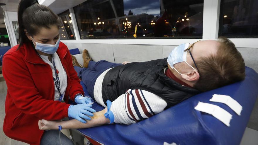 La enfermera Rocío Suárez extrae sangre a Ignacio Montero, en la unidad móvil instalada en la plaza de América de Oviedo, ayer. | Luisma Murias