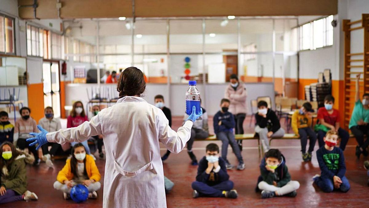 Estudiants del col·legi Sant Llorenç de Massalfassar al taller ‘Màgia Química’. | L-EMV