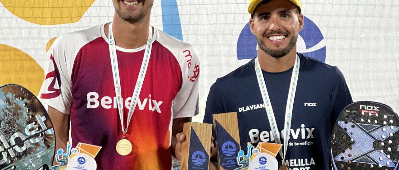 El grancanario Antomi Ramos -derecha-, junto a Michele Cappelletti posando con sus trofeos de campeones del mundo. | | LP/DLP