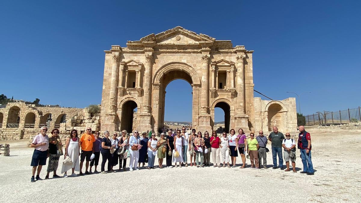 El grupo de la parroquía de Santa Cecilia en la ciudad romana de Gerasa, en Síria.