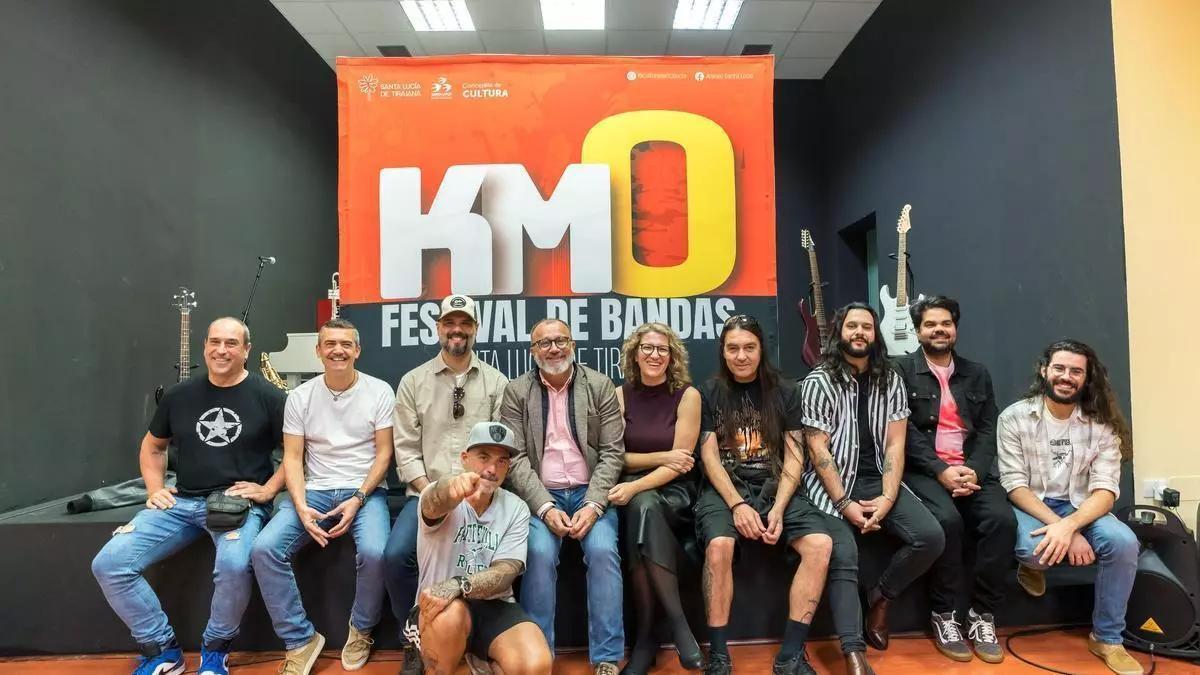 El alcalde Francisco Gracía junto a la concejala de Cultura, Yaiza Pérez, arropados por representantes de los diferentes grupos que participan en el festival KM0.