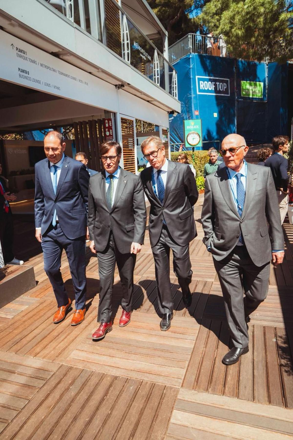 El conseller Berni Álvarez junto al president Salvador Illa, el presidente del tenis, Jordi Cambra y el presidente del Banc de Sabadell, Josep Oliu.