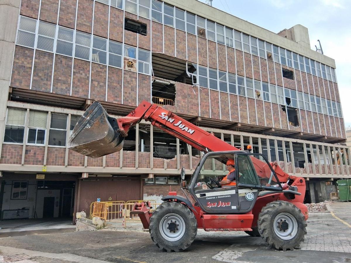 Una excavadora retira escombro del interior del edificio de Correos, este jueves en Zaragoza.