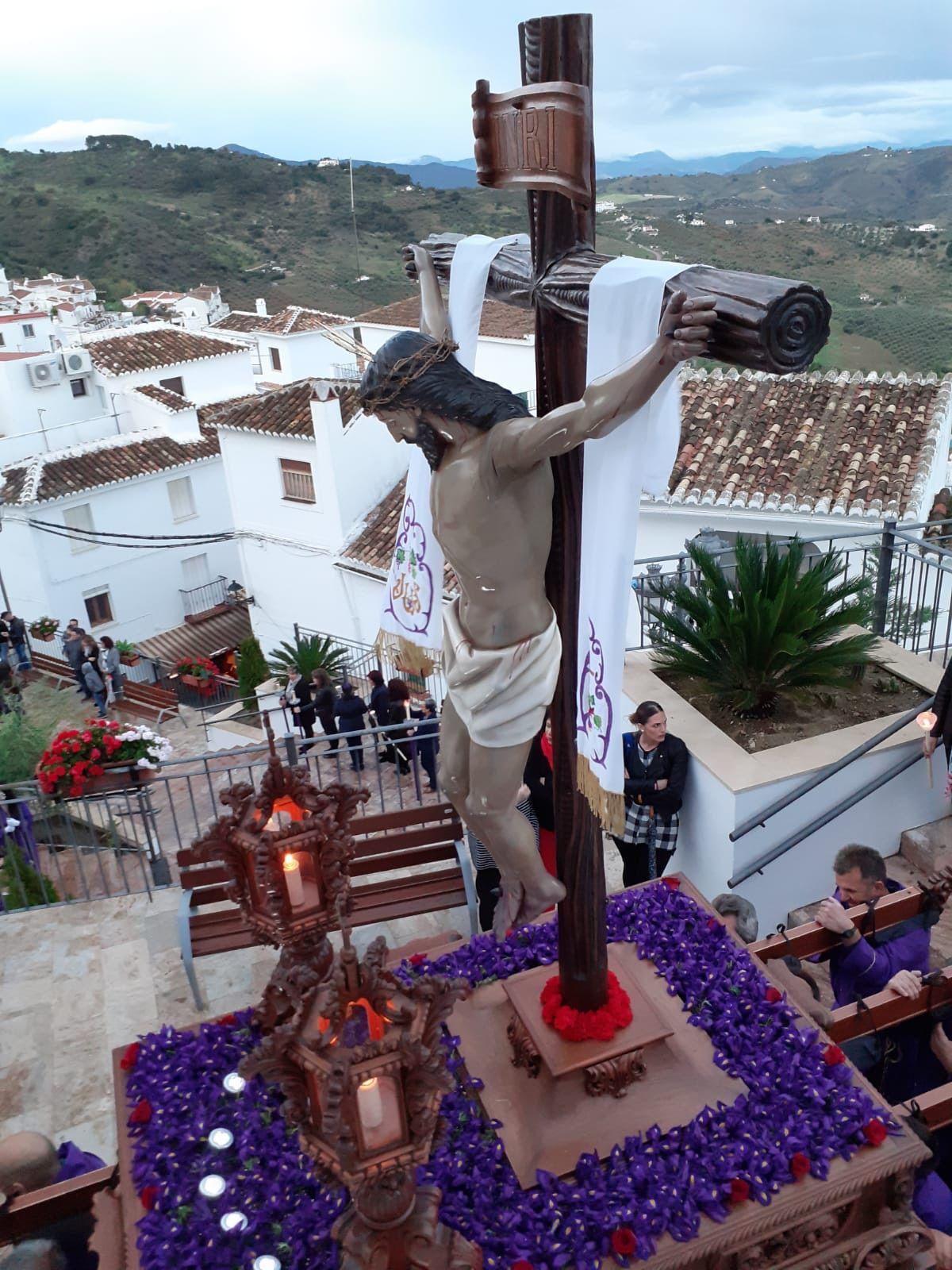 La imagen del Crucificado de Casarabonela en procesión.