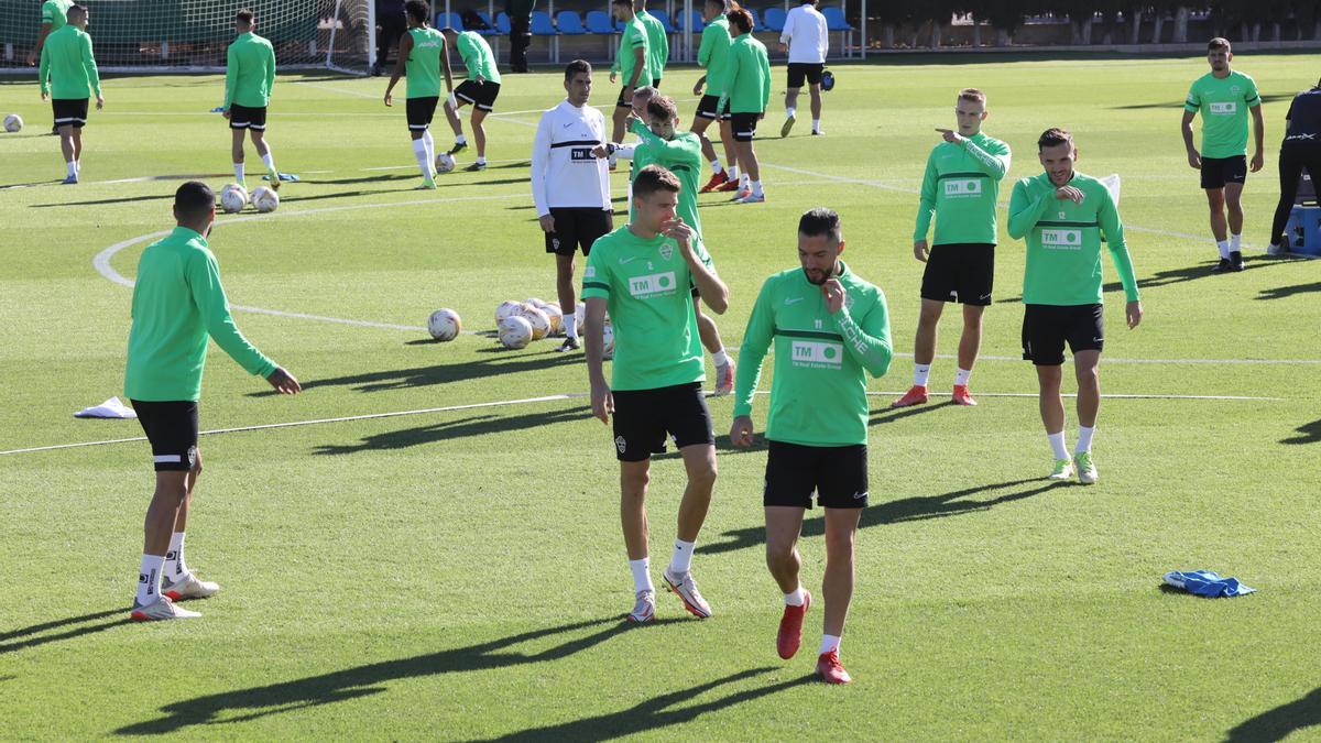 Los jugadores del Elche, durante un entrenamiento