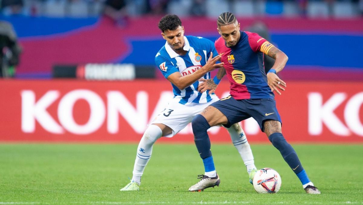 Omar El Hilali presiona a Raphinha.