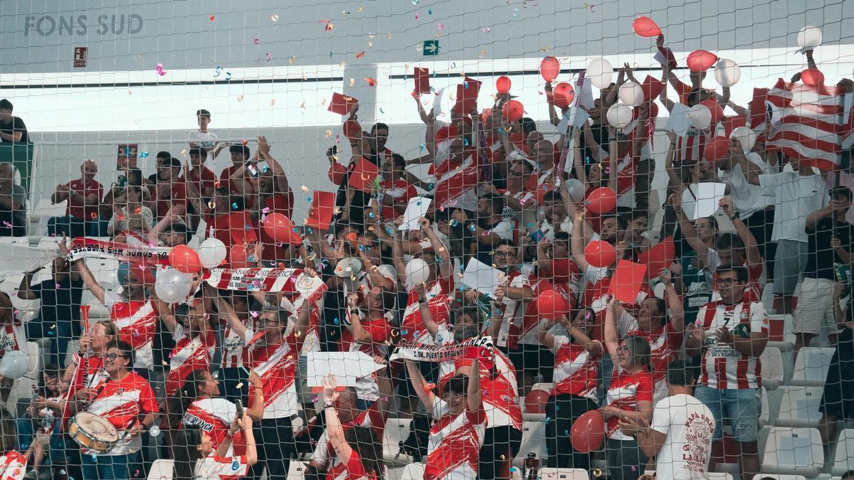 Los aficionados del Fertiberia apoyando.