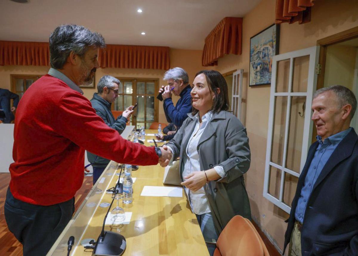 Los dos concejales recibieron la bienvenida en el pleno.  | IÑAKI ABELLA