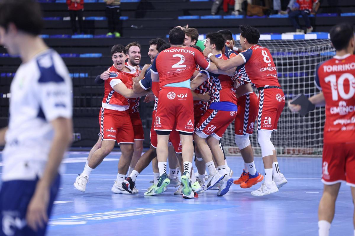 Los jugadores del Horneo Alicante celebran su victoria a domicilio en Granollers, su rival de este sábado en el Pitiu Rochel.