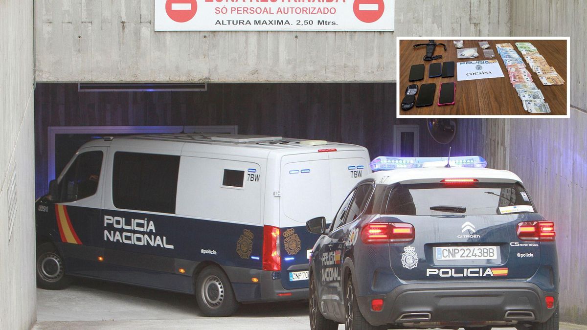 Traslado de los detenidos al juzgado (todos quedaron libres) y, en el recuadro, imagen policial de la droga y dinero incautados.