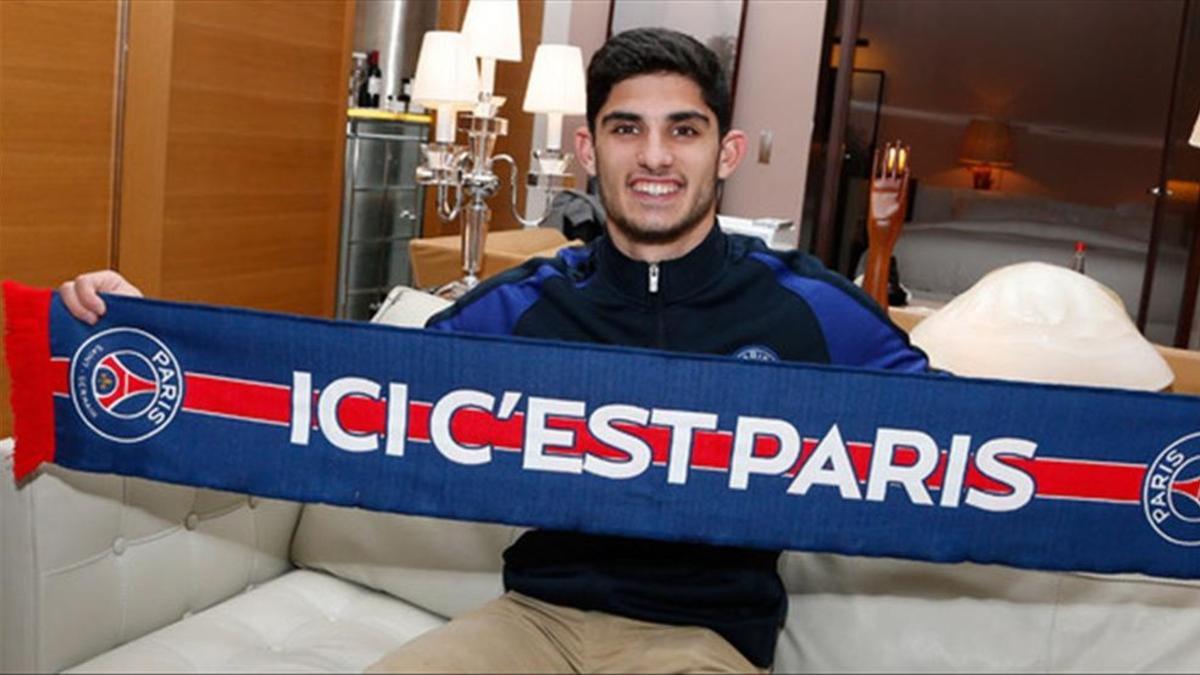 Guedes, con una bufanda del PSG en la sede del club francés