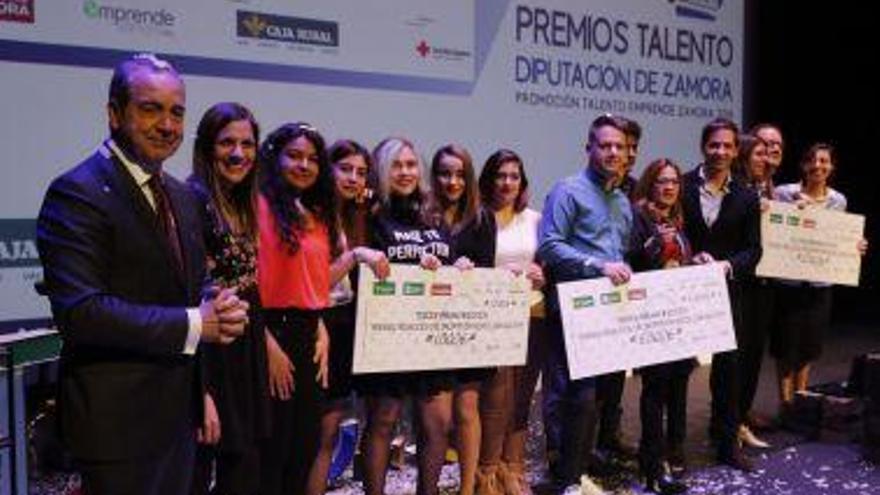 Foto de familia de los premiados de la tercera edición de los Premios Talento de la Diputación de Zamora.