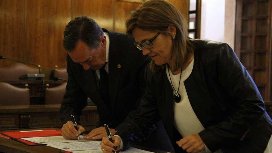 Manuel Vidal y Mayte Martín Pozo, durante la firma del convenio en la Diputación Provincial.