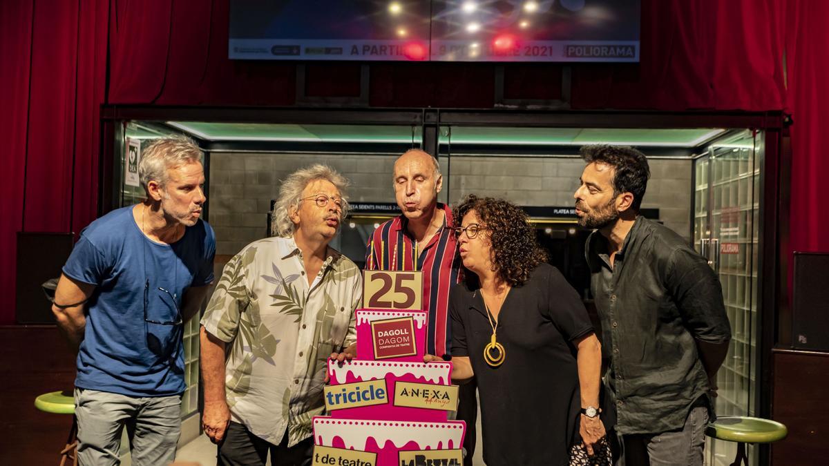 3XTRES y sus nuevos socios soplan las velas de su 25º aniversario.