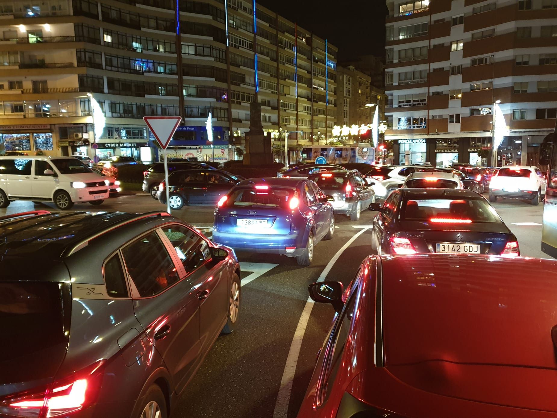 Monumental atasco en el centro de Vigo