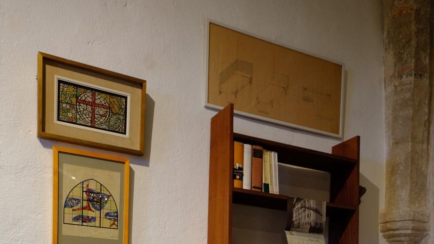 Muebles diseñados por Ferragut Pou, y algunos dibujos de sus diseños de vitrales